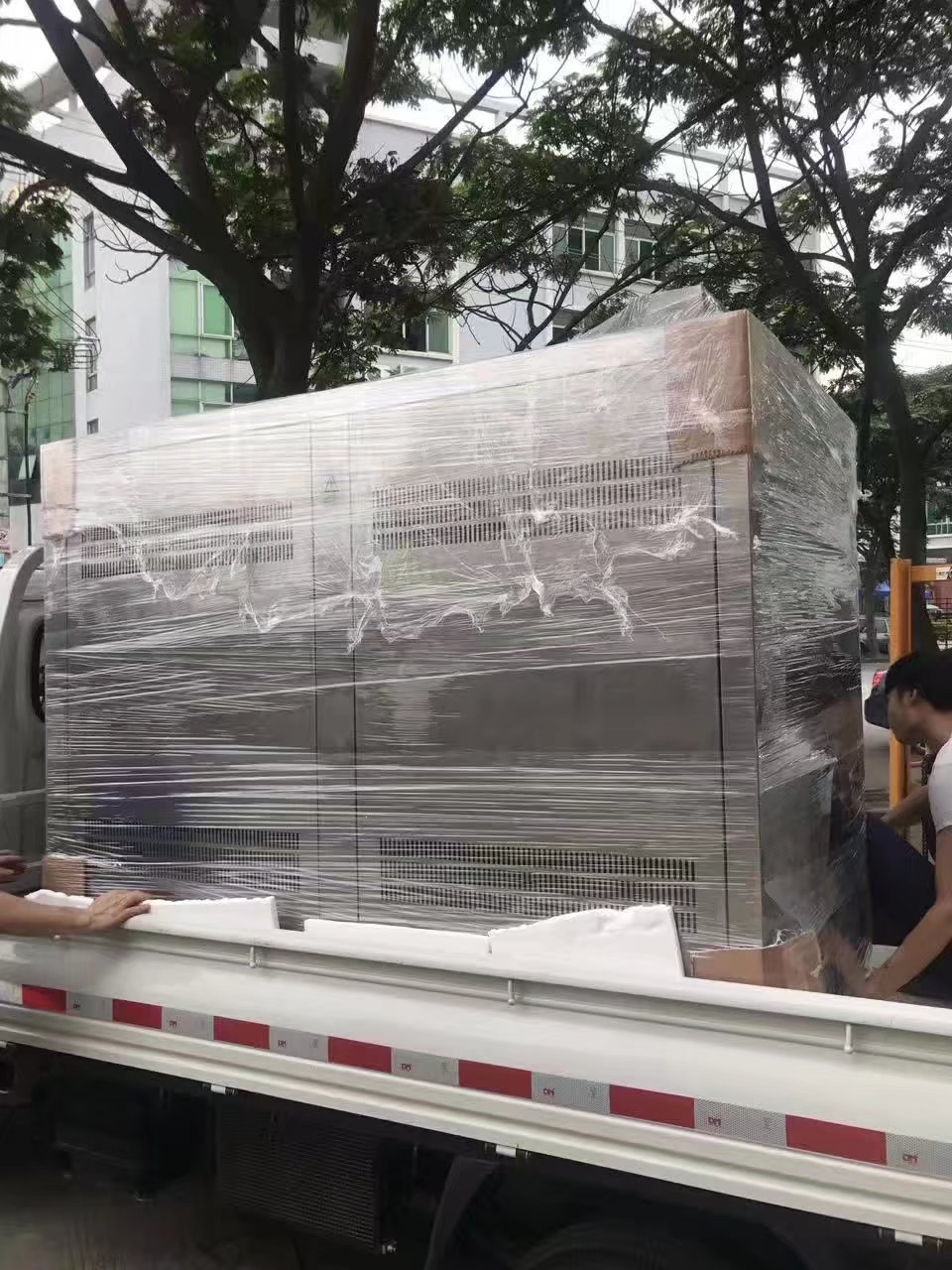 LED照明燈管燈具專用，雙85試驗/高低溫濕熱循環試驗箱打包裝車送往客戶單位